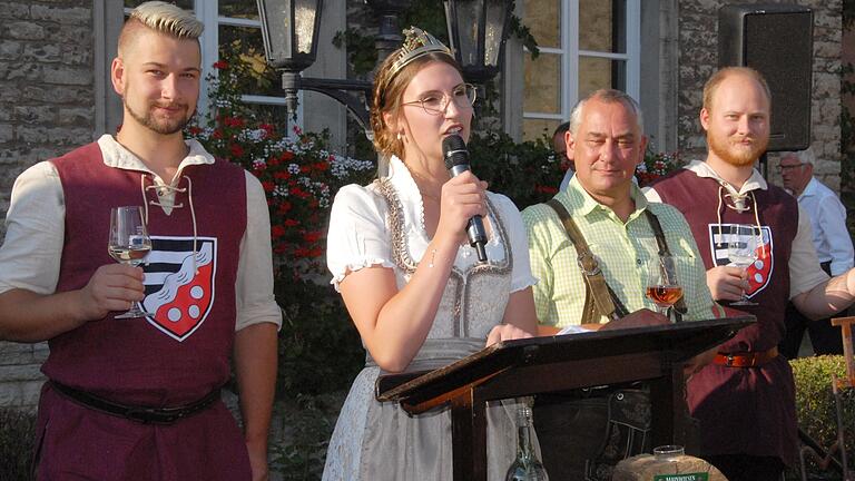 Albertshofens Weinprinzessin Emmi Wendemuth (Zweite von links) und Bürgermeister Horst Reuther (Dritter von links) wurden bei der Mainweisen-Eröffnung begleitet von den Herrgottsbuben Dominik Will (links) und Peter Kraft (rechts).