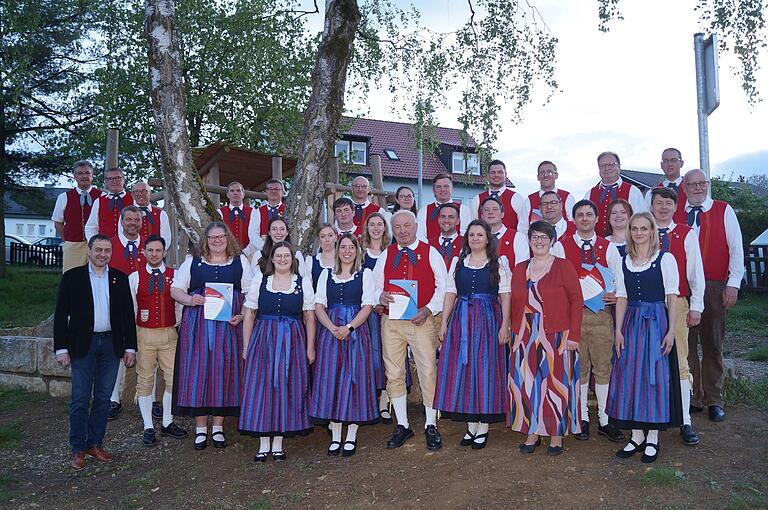 Alle haben sie dazu beigetragen, dass die Musikkapelle Buch ihr 60-jähriges Bestehen feiern konnte. Die bedeutendste Ehrung gab es für Heinz Weisensee (Mitte), der als Gründungsmitglied im Vordergrund stand.