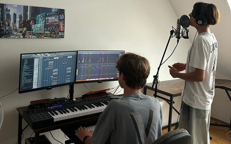 Zuhause im Tonstudio: Levi und Ardi bei der Aufnahme von 'Feel Alive' in Iphofen.