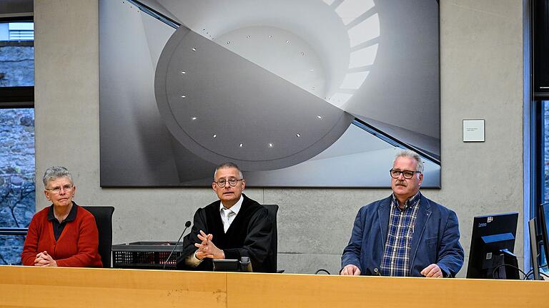Verträge, die 'für jedes Zivilgericht sittenwidrig' wären, sagt Bernd Krieger, Richter am Amtsgericht Würzburg. Das Schöffengericht verurteilte einen 22-Jährigen, der seine frühere Freundin zur Prostitution auf OnlyFans gezwungen hatte. Verträge, die 'für jedes Zivilgericht sittenwidrig' wären, sagt Bernd Krieger, Richter am Amtsgericht Würzburg. Das Schöffengericht verurteilte einen 22-Jährigen, der seine frühere Freundin zur Prostitution auf OnlyFans gezwungen hatte.
