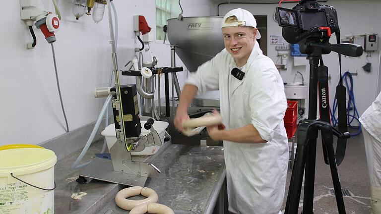 Timo Rögele nimmt in der familiengeführten Metzgerei in Gnodstadt (Lkr. Kitzingen) Videos über seine Arbeit auf - und zeigt sie in Internet-Netzwerken.