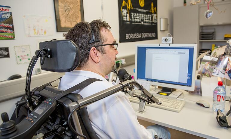Per Sprachsteuerung bedient Uwe Herold nicht nur seinen Computer, sondern bewegt auch Türen und Rollos in seinem Büro. Ein bisschen Science-Fiction im Polizeialltag. Per Sprachsteuerung bedient Uwe Herold nicht nur seinen Computer, sondern bewegt auch Türen und Rollos in seinem Büro. Ein bisschen Science-Fiction im Polizeialltag.