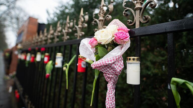 Blumen und Kerzen sind am Zaun des Iranischen Generalkonsulates in Hamburg zu sehen.&nbsp;