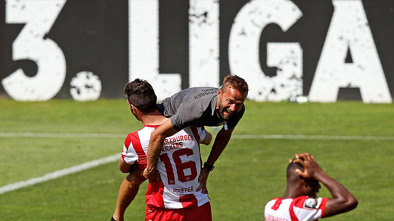 Auf den rm genommen: Stürmer Luca Pfeiffer trägt Michael Schiele nach dem Aufstieg über den Platz.