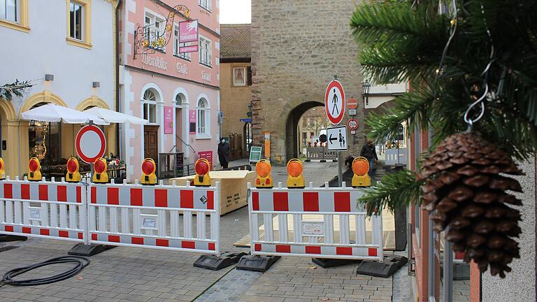 Doppelte Belastung für die Einzelhändler in Volkachs Altstadt: Neben den Corona-Beschränkungen erschwert die Sperrung des Oberen Tors das Weihnachtsgeschäft.