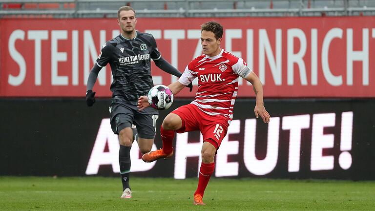Ans Hinspiel gegen Hannover (im Bild: Marvin Ducksch, links) haben Patrick Sontheimer und seine Kickers gute Erinnerungen. Gegen das Team aus Niedersachsen holten sie im November 2020 ihre ersten drei Punkte nach zuvor 24 sieglosen Zweitliga-Partien. Ans Hinspiel gegen Hannover (im Bild: Marvin Ducksch, links) haben Patrick Sontheimer und seine Kickers gute Erinnerungen. Gegen das Team aus Niedersachsen holten sie im November 2020 ihre ersten drei Punkte nach zuvor 24 sieglosen Zweitliga-Partien.