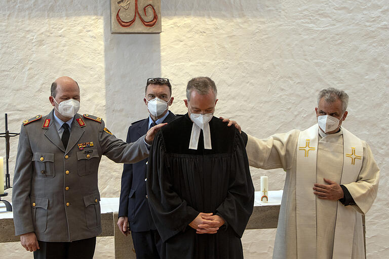 Investitur: Brigadegeneral Ruprecht von Butler, der leitende Polizeidirektor Thomas Lehmann und der katholische Militärpfarrer Dr. Andreas Rudiger verpflichten Jochen Fiedler (vorne) als evangelischen Militärpfarrer.