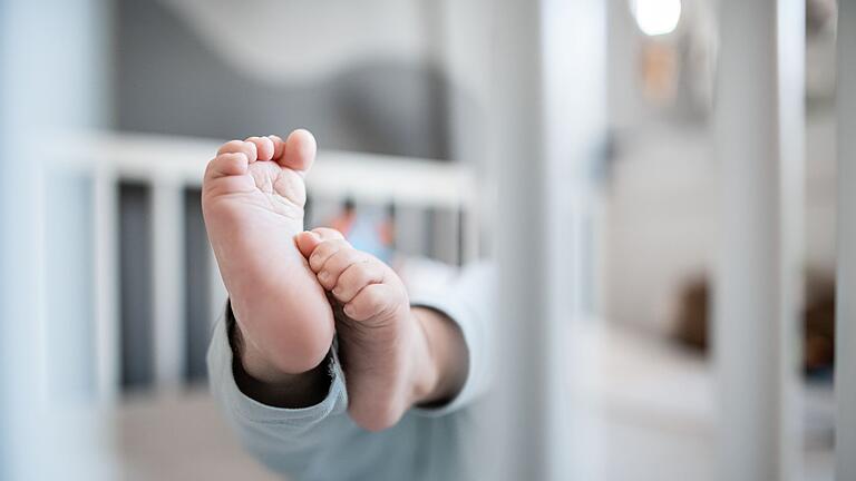 Ein Baby liegt in einem Beistellbett       -  In Deutschland sind die Mütter bei der Geburt des ersten Kindes im Schnitt 30,3 Jahre alt