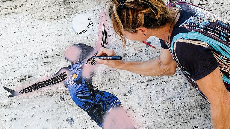 Wandbild von Volleyballerin Egonu in Italien       -  Rassismus-Skandal in Italien.