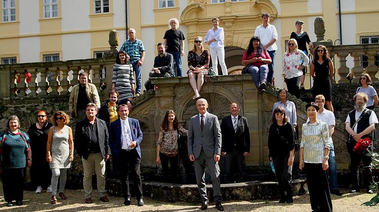 Groß war das Interesse am „Kunstpreis 2020 des Landkreises Haßberge“. 24 Künstler beteiligten sich mit 36 Werken an dem Wettbewerb. Im Park von Schloss Obeschwappach trafen sie sich zu einem Erinnerungsbild. Groß war das Interesse am „Kunstpreis 2020 des Landkreises Haßberge“. 24 Künstler beteiligten sich mit 36 Werken an dem Wettbewerb. Im Park von Schloss Obeschwappach trafen sie sich zu einem Erinnerungsbild.