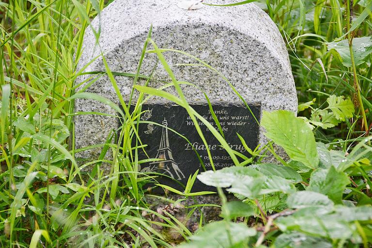 Besonders gestaltet sind die kleinen Grabsteine mit den Erinnerungstafeln, die Michael Custodis fertigt. Dort sind Fotos der Verstorbenen ebenso zu sehen, wie die Wallfahrtskirche St. Ursula, Blumen und Texte, aber auch der Eifelturm von Paris.