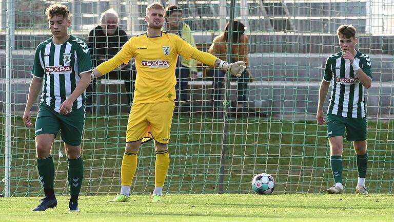Ach, Leute: Die Großbardorfer Niklas Schories (von links), Justin Reichert und Julius Landeck sind nach dem Tor zum 0:4 entsetzt. Ach, Leute: Die Großbardorfer Niklas Schories (von links), Justin Reichert und Julius Landeck sind nach dem Tor zum 0:4 entsetzt.