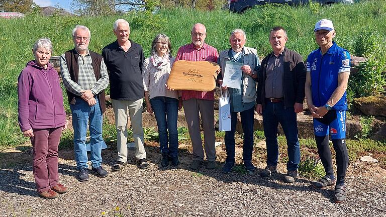 Erich Perchermeier (dritter von rechts) wird zum Ehrenvorsitzenden der Kreisgruppe Main-Spessart ernannt. Er erhält eine Urkundeund eine Holztafel. Im Herbst wird für ihn noch ein Baum gepflanzt.