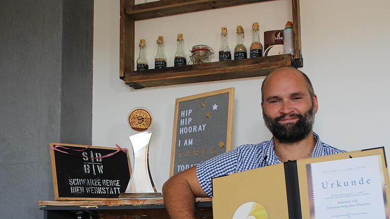 Pokal, Logo und Urkunde - Sebastian Volls Engagement zur Rettung der Hammelburger Bierkultur wurde gewürdigt. Foto: Johannes Schlereth       -  Pokal, Logo und Urkunde - Sebastian Volls Engagement zur Rettung der Hammelburger Bierkultur wurde gewürdigt. Foto: Johannes Schlereth