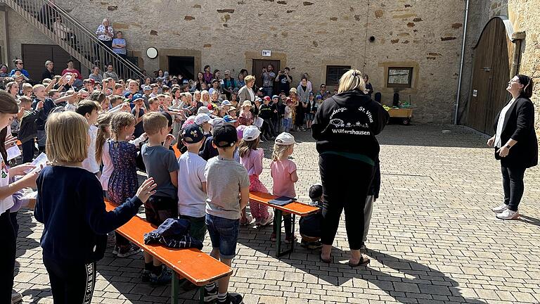 Die Kinder aus Wülfershausen und Saal beim gemeinsamen musizieren im Pfarrhof Wülfershausen.