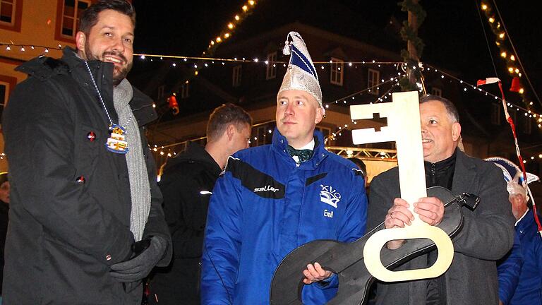 Kleinlaut gab der Stadtoberste den Widerstand auf und überreichte den Narren den symbolischen Rathausschlüssel. Links Sebastian Karl, der frisch gekürte neue Tourismuschef.