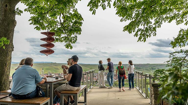 Eine Aussichtsplattform mit Blick auf den Altmain und die Weinberge rund um Nordheim und Escherndorf ist eines der Wahrzeichen der Vogelsburg. Eine Aussichtsplattform mit Blick auf den Altmain und die Weinberge rund um Nordheim und Escherndorf ist eines der Wahrzeichen der Vogelsburg.