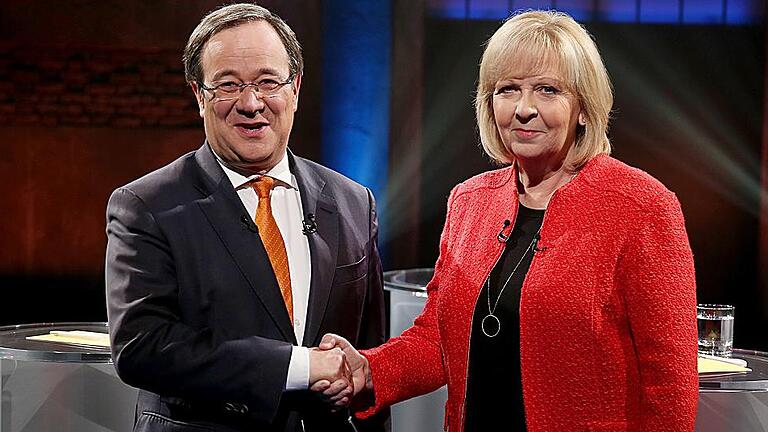 TV-Duell zur NRW-Wahl zwischen Kraft und Laschet       -  Armin Laschet, CDU-Spitzenkandidat, und die nordrhein-westfälische Ministerpräsidentin Hannelore Kraft (SPD) vor einer Sendung im Studio des WDR.