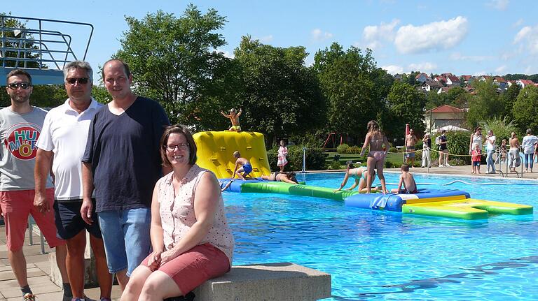 Das Wasserspielelement &quot;Aqua Duel&quot; ist die neue Attraktion des Burgsinner Schwimmbads. Bei der Übergabe freuen sich von links Sebastian Schneider, Ralf Knüttel, Bürgermeister Robert Herold und Lisa Hagedorn-Künstler.