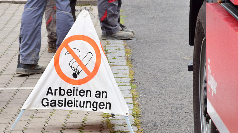 Am Dienstag traf eine Baggerschaufel einen Gasanschluss in Güntersleben und beschädigte eine Gasleitung schwer. Am Dienstag traf eine Baggerschaufel einen Gasanschluss in Güntersleben und beschädigte eine Gasleitung schwer.