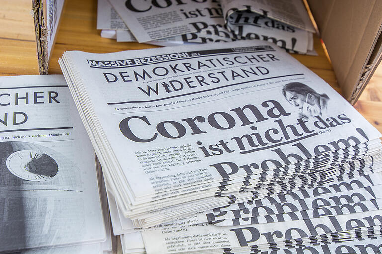 Die Kommunikationsstelle Demokratischer Widerstand verteilt seit einigen Wochen bundesweit ihre Vereinszeitung. Auch in Würzburg haben einige interessierte Passanten ein Exemplar mitgenommen.
