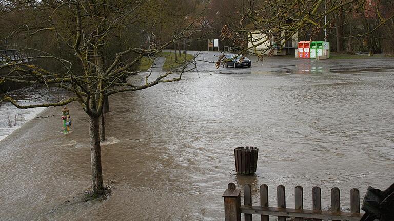 Am Donnerstagvormittag stand der Parkplatz Streuwiese in Mellrichstadt unter Wasser. Die angrenzende Streu war über die Ufer getreten.