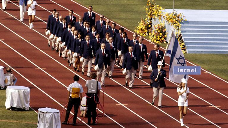 Die Olympiamannschaft von Israel am 26. August 1972 beim Einlauf ins Olympiastadion in München während der Eröffnungsfeier. Neun Sportler und zwei Betreuer wurden wenige Tage später bei einer Geiselnahme durch palästinensische Terroristen getötet. Die Olympiamannschaft von Israel am 26. August 1972 beim Einlauf ins Olympiastadion in München während der Eröffnungsfeier. Neun Sportler und zwei Betreuer wurden wenige Tage später bei einer Geiselnahme durch palästinensische Terroristen getötet.