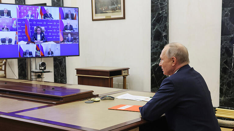 Ukraine-Krieg - Russlands Präsident Putin - Der russische Präsident Wladimir Putin bei einer Videokonferenz. Offensichtlich zeigen neue Sanktionen jetzt Wirkung. Doch lässt sich der Kremlchef davon beeindrucken? Ukraine-Krieg - Russlands Präsident Putin - Der russische Präsident Wladimir Putin bei einer Videokonferenz. Offensichtlich zeigen neue Sanktionen jetzt Wirkung. Doch lässt sich der Kremlchef davon beeindrucken?