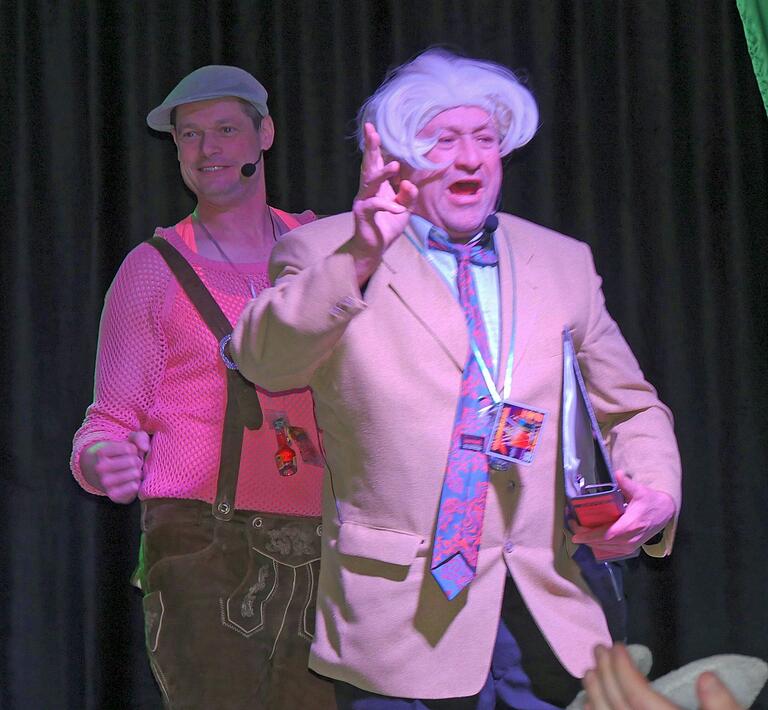 Beim Sketch 'Nachhilfeunterricht' hatten Thorsten Freitag (links) und Stefan Dietrich als Professor Dr. Schorle die Lacher auf ihrer Seite. Beim Sketch 'Nachhilfeunterricht' hatten Thorsten Freitag (links) und Stefan Dietrich als Professor Dr. Schorle die Lacher auf ihrer Seite.