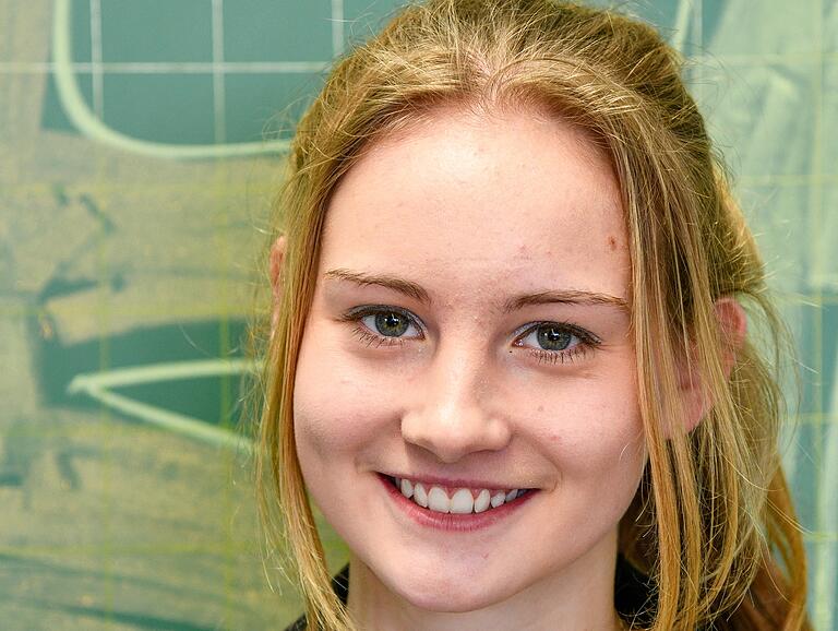 Amanda Kraft (16) hat sich bereits über Rente und Krankenversicherung informiert. Sie würde sogar gerne eine Ausbildung bei der Rentenversicherung anfangen. 'Ich finde die Arbeit mit Gesetzen sehr interessant. Das sollte alles auch in der Schule mehr Thema sein.'