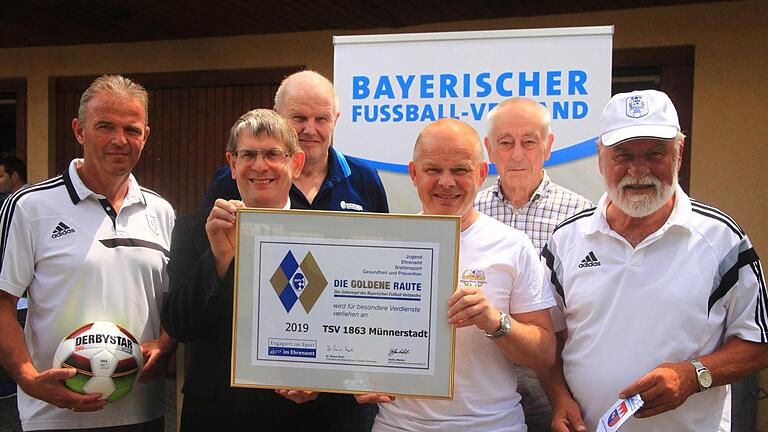 Der TSV Münnerstadt wurde mit der Goldenen Raute ausgezeichnet: (von links) Rainer Schmittzeh  (Abteilungsleiter Fußball), Klaus Eisenmann  (BFV-Kreis-Ehrenamtsbeauftragter), Rainer Lochmüller  (BFV-Kreisvorsitzender), Günter Scheuring (Sportvorstand), Heinz Götschel  (Ehrenmitglied und Gründungsmitglied des Fördervereins) und Eugen Albert  (Altbürgermeister und Gründungsmitglied des Fördervereins).    Johannes  Wolf       -  Der TSV Münnerstadt wurde mit der Goldenen Raute ausgezeichnet: (von links) Rainer Schmittzeh  (Abteilungsleiter Fußball), Klaus Eisenmann  (BFV-Kreis-Ehrenamtsbeauftragter), Rainer Lochmüller  (BFV-Kreisvorsitzender), Günter Scheuring (Sportvorstand), Heinz Götschel  (Ehrenmitglied und Gründungsmitglied des Fördervereins) und Eugen Albert  (Altbürgermeister und Gründungsmitglied des Fördervereins).    Johannes  Wolf