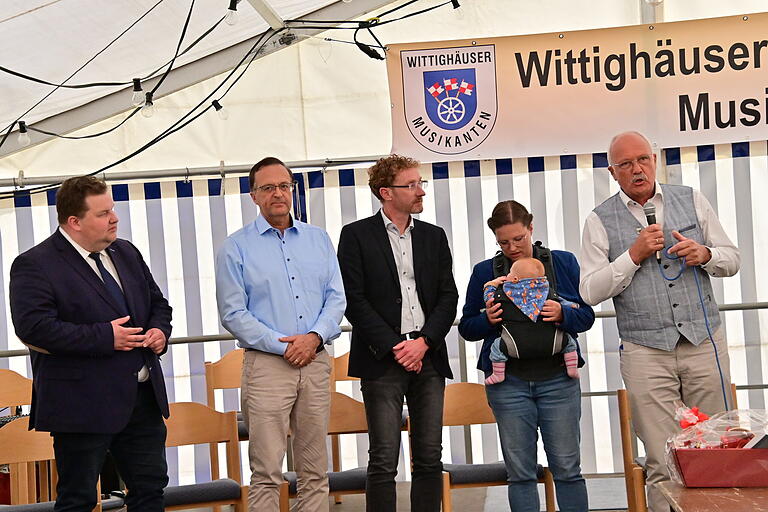 Im Festzelt stellten sich die vier Poppenhausen den Bürgern vor, von links die Bürgermeister Christopher Other, Ludwig Nätscher, Markus Wessels, Gemeinderätin Angelina Berberich und Manfred Helfrich. Im Festzelt stellten sich die vier Poppenhausen den Bürgern vor, von links die Bürgermeister Christopher Other, Ludwig Nätscher, Markus Wessels, Gemeinderätin Angelina Berberich und Manfred Helfrich.