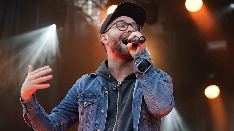 Wie hier bei einem Konzert in Halle (Archivfoto) will Mark Forster den Besucherinnen und Besuchern in Bad Neustadt kräftig einheizen.