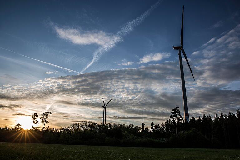 Mit dem Windpark im Sailershäuser Wald (Archivbild) will Stadtwerksleiter Norbert Zösch die Energiewende vorantreiben. Doch wie kann die Energie gespeichert werden?