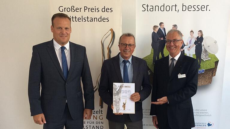 Unter anderem im Jahr 2019 erreichte die Wirtschaftsförderung des Landkreises Bad Kissingen beim Wettbewerb 'Großer Preis des Mittelstandes' der Oskar-Patzelt- Stiftung die Jurystufe. Im Bild (von links) Wirtschaftsförderer Frank Bernhard, stellvertretender Landrat Emil Müller und Robert Knitt von der Oskar-Patzelt-Stiftung, der eine Urkunde überreichte.