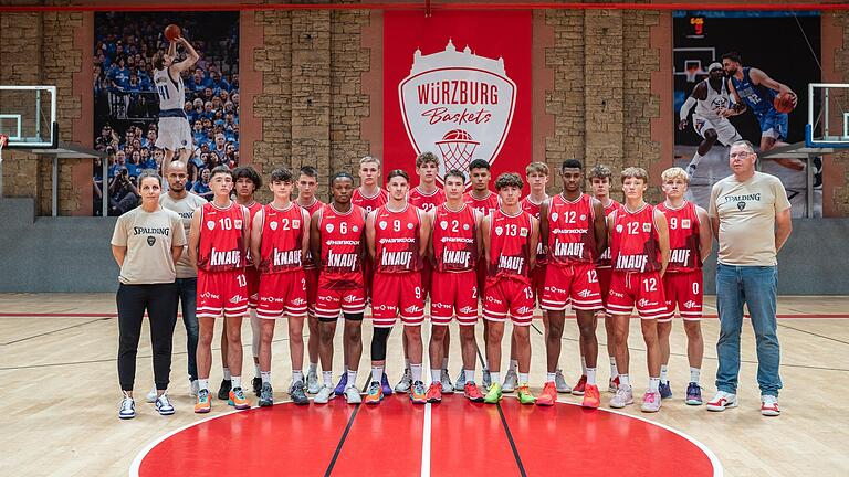 Die Regionalliga-Mannschaft der Würzburg Baskets Akademie. Hinten v. l.:  Alex King , Jaden Brown, Sebastian Burek, David Engelhardt, Hannes Steinbach, Tyrese Leoncé, Leon Kasche, Justus Knapp, Paul Nickola, Burkhard Steinbach. Vorne v. l.: Athletik-Trainerin Eva Grosser, Filip Vozar, Raamzi Touré, Lukas Roth, Emanuel Weymer, Cristos Braun, Elijah Ndi, Noah Wendland.