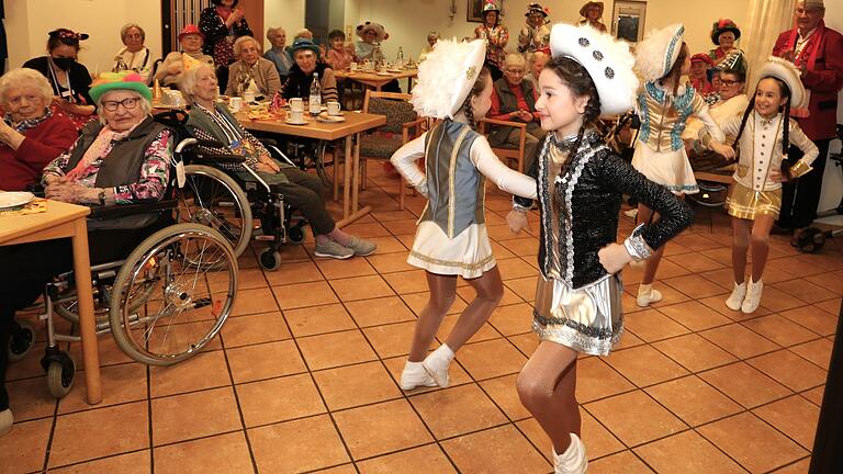 Die vier VCC-Tanzmariechen Greta, Dayana, Alessia und Mariia begeisterten einzeln und zusammen in St. Hedwig.