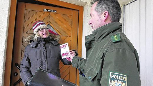 Kontaktbeamter: Polizeihauptmeister Thomas Lamm und seine Kollegen der Polizeiinspektion Mellrichstadt sind in dieser Woche verstärkt unterwegs, um Bürgern im direkten Gespräch Präventionstipps vor einem Wohnungseinbruch zu geben.