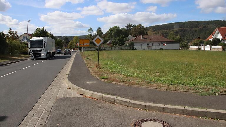 Auf diesem Grundstück an der Eußenheimer Straße könnte ein Kindergarten entstehen.