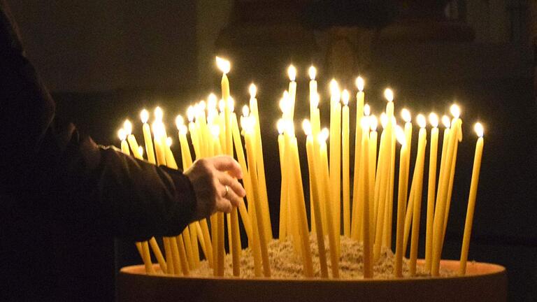 Eine gläubige Seniorin hatte sich nach ihrem Tod ein eigenes Requiem in ihrem Geburts- und Wohnort Schimborn (Lkr. Aschaffenburg) gewünscht. Ihre Tochter ist traurig, denn dazu kam es nicht (Symbolbild).