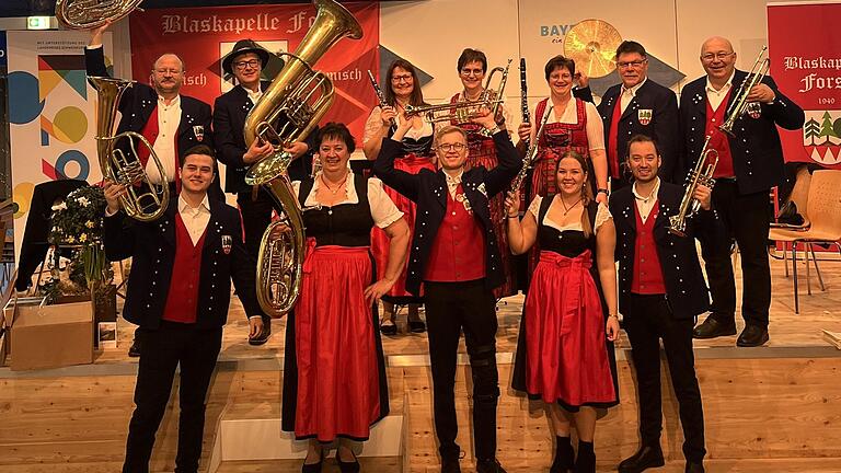 Auf der Grünen Woche in Berlin in der Bayernhalle. Bild vorne von links Niklas Schlössinger, Ulrike Karch, Luis Deuber, Tamara Karch, Lukas Karch; hinten von links Oliver Schnepf, Karl-Heinz Schlössinger, Simone Mack, Margarete Oberfichtner, Gabriele Emes, Eberhard Schmitt und Gebhard Karch.