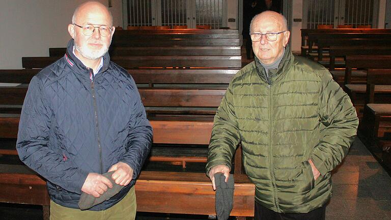 Hermann Metschnabl (rechts), im Gespräch mit Uwe Rebitzer, verbindet einige Erinnerungen mit der katholischen Kirche in Rüdenhausen, die nun für immer schloss.&nbsp;