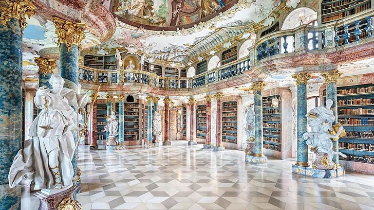 Das oberschwäbische Kloster Wiblingen bei Ulm macht am Sonntag, 13. Oktober, beim 'Erlebnistag im Kloster' mit. Das Foto zeigt den Bibliotheksaal.