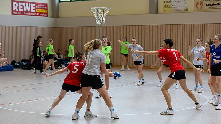 Ein ungewohntes Bild beim Korbball-Bundesligisten TSV Eßleben: Sophia Schneider steht im Korb, Klara Aschenbrenner (Rückennummer 1) verteidigt am Kreis.