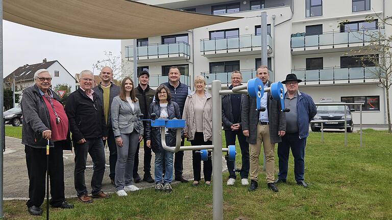 Bei der Einweihung des neuen Fitnessplatzes (von links): Helmut Endres (AWO Schonungen), 3. Bürgermeister Bernd Götzendörfer, Bauhofleiter Philipp Nees, Jule Köblitz und Alexander Gütlein (beide Gemeinde Schonungen), Angelika Schmitt (AWO), Einrichtungsleiter des Seniorenheims Markus Hemmerich, Inge Schuhmann (AWO), 2. Bürgermeister Jürgen Geist, 1. Bürgermeister Stefan Rottmann und Michael Wahler (Sozialstation Liborius-Wagner).