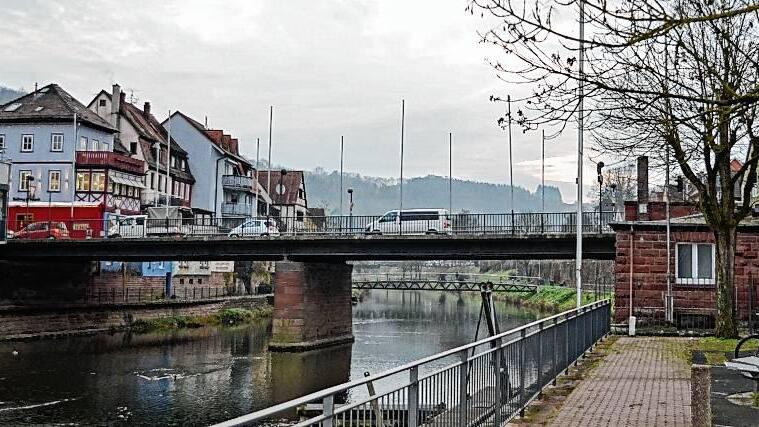 Die Bauarbeiten an der Tauberbrücke in Wertheim zu deren Neugestaltung wurden umorganisiert. Sie bleibt noch bis 11. März offen.