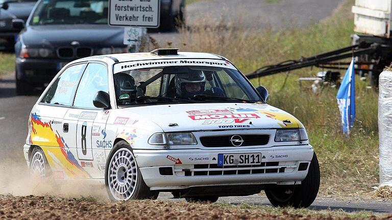 Für den AMSC Hammelburg greift der Trimberger Sven Hochwimmer ans Lenkrad seines Opel Astra GSI 16V  mit Marco Hartung (Schlitz) auf dem Beifahrersitz.Karlheinz Franz       -  Für den AMSC Hammelburg greift der Trimberger Sven Hochwimmer ans Lenkrad seines Opel Astra GSI 16V  mit Marco Hartung (Schlitz) auf dem Beifahrersitz.Karlheinz Franz