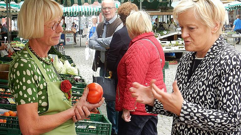 Im Gespräch: Renate Künast (rechts) und Gemüsebäuerin Isolde Tietze auf dem Schweinfurter Marktplatz. Im Gespräch: Renate Künast (rechts) und Gemüsebäuerin Isolde Tietze auf dem Schweinfurter Marktplatz.