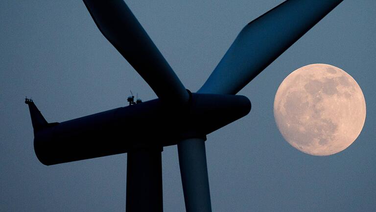 Die Lampen an Nüdlingens Windrädern sollen  spätestens ab 2023 nur noch dann blinken, wenn sich tatsächlich ein Flugzeug oder ein Hubschrauber nähert.  Symbolfoto:  Patrick Pleul / dpa       -  Die Lampen an Nüdlingens Windrädern sollen  spätestens ab 2023 nur noch dann blinken, wenn sich tatsächlich ein Flugzeug oder ein Hubschrauber nähert.  Symbolfoto:  Patrick Pleul / dpa