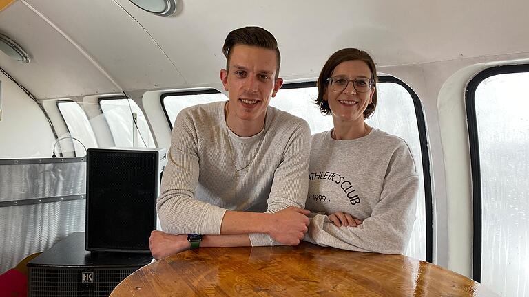 Die Geschwister Niklas Ludorf und Julia Steffen halten ihre Event-Location, den Meteor Club in Triefenstein, am Laufen. In den beiden Corona-Jahren haben sie Livestreams aus ihrem Boot organisiert.